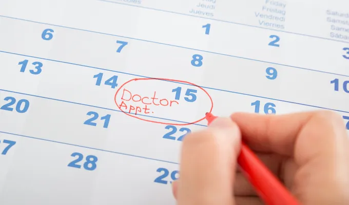 カレンダーに丸をつける写真